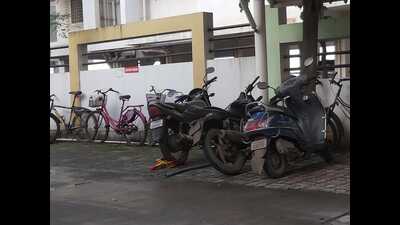Housing societies in Ravet, Wakad are using a system of jammers and fines to prevent haphazard parking inside the society premises (HT PHOTO) Housing societies in Ravet, Wakad are using a system of jammers and fines to prevent haphazard parking inside the society premises (HT PHOTO)