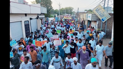 Constitute ‘powerful’ committee to inquire lapses in Moose Wala’s security: Singer’s father to Punjab govt (HT Photo) Constitute ‘powerful’ committee to inquire lapses in Moose Wala’s security: Singer’s father to Punjab govt (HT Photo)