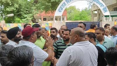 Congress workers protesting outside the vigilance department’s office in support of former minister Bharat Bhushan Ashu in Ludhiana on Thursday. (HT PHOTO)