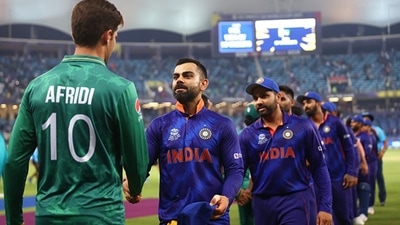 Shaheen Afridi of Pakistan and Virat Kohli of India shake hands. (Getty) Shaheen Afridi of Pakistan and Virat Kohli of India shake hands. (Getty)