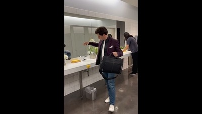 The image, taken from the viral video on Instagram, shows a magician doing magic trick in the washroom. (Instagram/@xaviermortimer) The image, taken from the viral video on Instagram, shows a magician doing magic trick in the washroom. (Instagram/@xaviermortimer)