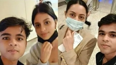 Gauri Khan and Suhana Khan posed for pictures with a fan. Gauri Khan and Suhana Khan posed for pictures with a fan.