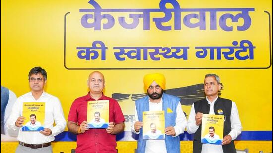 Delhi deputy chief minister Manish Sisodia with Punjab CM Bhagwant Mann in Himachal’s Una on Thursday. (Twitter)