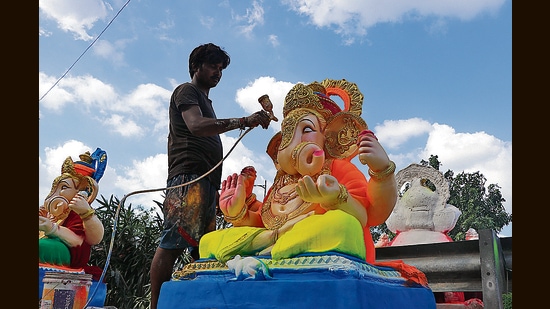 Ganesh idols at Mayur Vihar flyover are available in varied hues and sizes. While the height ranges from 5ft to 10ft, prices start from <span class='webrupee'>?</span>10,000, and go up to <span class='webrupee'>?</span>50,000. (Photo: Dhruv Sethi/HT)