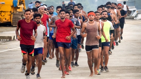Youngsters attend a training session as they prepare for the Agnipath examination 'Ganga pathway', in Patna.(PTI)