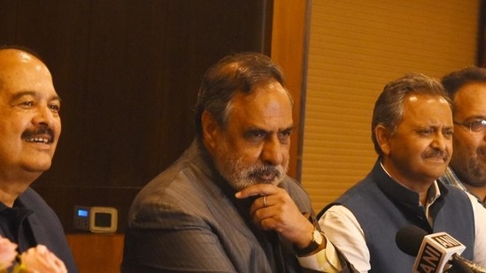 Senior Congress leader Anand Sharma addressing the media in Shimla on Thursday. (Deepak Sansta / Hindustan Times)