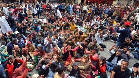 A meeting held in Shimla on Tuesday was attended by Sanyukt Kisan Morcha convener Harish Chauhan and co-convener Sanjay Chauhan, who said that four members of the committee, including two horticulturists, one expert and the managing director of HPMC, were also absent. (ANI image for representational purpose only)