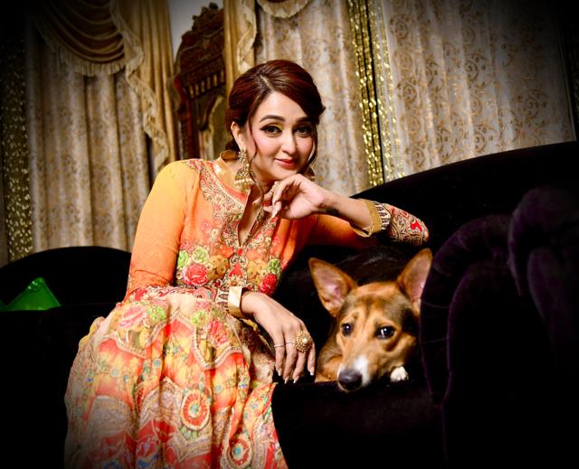 Caroline Borges modelling with a street dog Caroline Borges modelling with a street dog