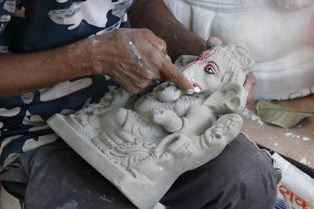 An artisan takes a little more than an hour to finish colouring a Ganesh idol (Photo: Dhruv Sethi/HT) An artisan takes a little more than an hour to finish colouring a Ganesh idol (Photo: Dhruv Sethi/HT)
