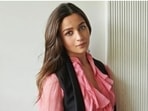 Pregnant Alia Bhatt flaunts baby bump as she counts down Brahmastra release