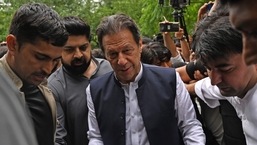 TOPSHOT - O ex-primeiro-ministro paquistanês Imran Khan (C) chega para comparecer perante um tribunal antiterrorista em Islamabad. 