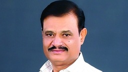 Karnataka Horticulture Minister Munirathna is accused of threatening officials to collect commissions. (Image source: Facebook)