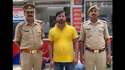 Accused Mukesh Yadav in police custody (HT Photo)