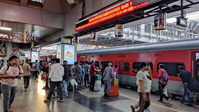 A person found guilty of pulling the chain without any valid reason is liable to be fined to the tune of Rs1,000 or imprisoned for one year or both under the Indian Railway Act. (Rahul Raut/HT PHOTO)