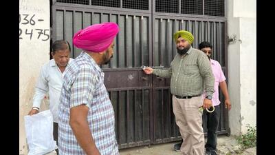 Officials sealing an illegal commercial buildings in Ludhiana. (HT PHOTO) Officials sealing an illegal commercial buildings in Ludhiana. (HT PHOTO)
