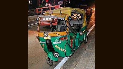 A 25-year-old woman was killed, while her three-year-old daughter was injured when the auto-rickshaw they were travelling in was hit by an unknown vehicle. (HT File)