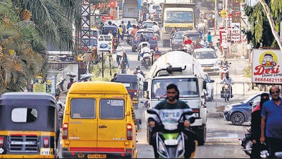 Porwal road starts from the Old Octroi chowk on the Dhanori-Lohegaon road and ends in the D Y Patil road. (Rahul Raut/HT PHOTO) Porwal road starts from the Old Octroi chowk on the Dhanori-Lohegaon road and ends in the D Y Patil road. (Rahul Raut/HT PHOTO)