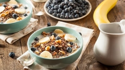 Anjali further noted down a few dietary changes that can help in having a healthier mind. The best way to start the day is with a nutritious breakfast, comprising of eggs, whole wheat bread and a glass of vegetable juice. (Unsplash)