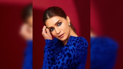 Kriti Sanon paired her look with blue pump stilettoes from the luxury line Christian Louboutin. (Instagram/@sukritigrover) Kriti Sanon paired her look with blue pump stilettoes from the luxury line Christian Louboutin. (Instagram/@sukritigrover)