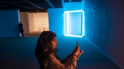 Young people are flocking to the Tehran Museum of Contemporary Art: Here, a conceptual artwork by US artist Dan Flavin (Morteza Nikoubazl/NurPhoto/picture alliance) Young people are flocking to the Tehran Museum of Contemporary Art: Here, a conceptual artwork by US artist Dan Flavin (Morteza Nikoubazl/NurPhoto/picture alliance)