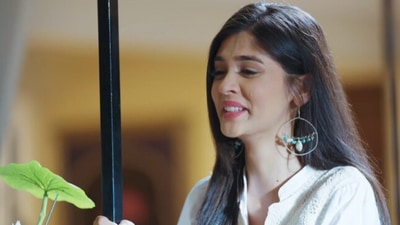 Akshara in a still from the latest episode of Yeh Rishta Kya Kehlata Hai. Akshara in a still from the latest episode of Yeh Rishta Kya Kehlata Hai.