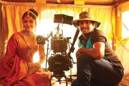 Aishwarya Rai with a crew member on sets of Ponniyin Selvan.