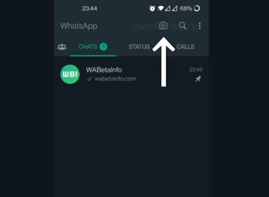 This screenshot shows where the new camera shortcut will be placed on WhatsApp (WABetaInfo)