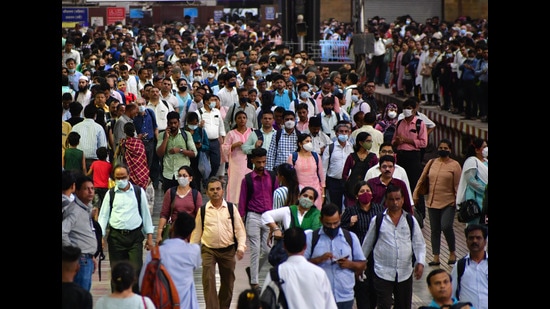 Massive crowd of commuters waiting on the platform (Bhushan Koyande/HT Photo) Massive crowd of commuters waiting on the platform (Bhushan Koyande/HT Photo)