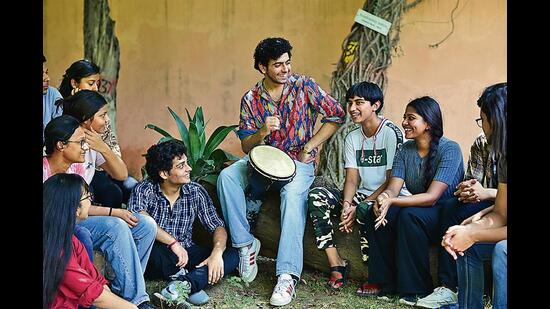 Sahil Mehta bonded with the present members of Vayam — theatre society of Shivaji College — during his recent trip to the college. (Photo: Manish Rajput/HT)