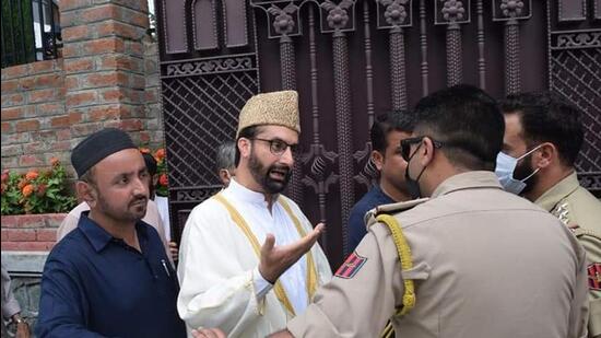 Hurriyat Conference chairman Mirwaiz Umar Farooq was stopped by police personnel outside his residence in Srinagar on August 26. (HT Photo/Wazeem Andrabi)