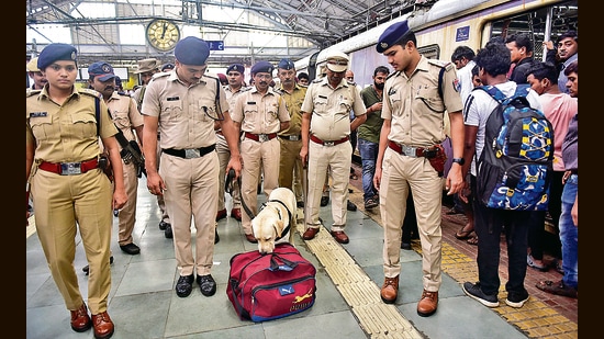 RPF and GRP personnel uses sniffer dog to check luggages of passenger traveling at CSMT (Anshuman Poyrekar/HT PHOTO)