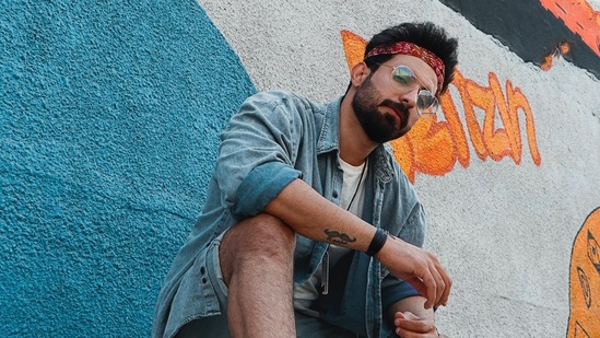 Denim shirts look uber smart and stylish on men. (Pexels)