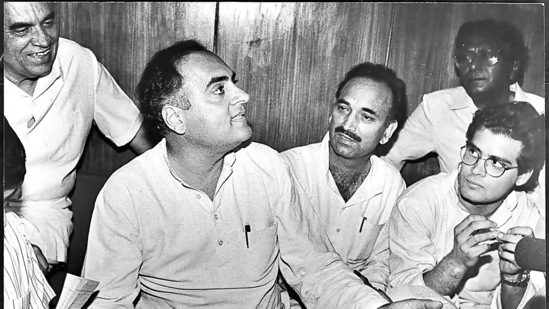 Congress president Rajiv Gandhi, along with party leaders Rahul Gandhi, Ghulam Nabi Azad and Balram Jakhar, during a press briefing at Palam on March 28,1981. (SN Sinha/HT archive)