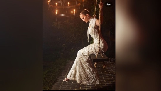 जेनिफ़र का झूमर मोती का गाउन जिसमें रेशम के ट्यूल, मोती और स्वारोवस्की अलंकरण की सूक्ष्म-पट्टिकाएँ थीं, इसे 30 कारीगरों ने हाथ से बनाया था, जिन्होंने इसे बनाने में 700 घंटे का समय लिया था। (OntheJLo.com के सौजन्य से)