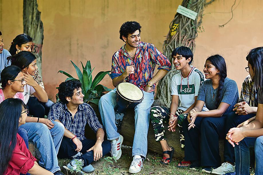 Sahil Mehta bonded with the present members of Vayam — theatre society of Shivaji College — during his recent trip to the college. (Photo: Manish Rajput/HT) Sahil Mehta bonded with the present members of Vayam — theatre society of Shivaji College — during his recent trip to the college. (Photo: Manish Rajput/HT)