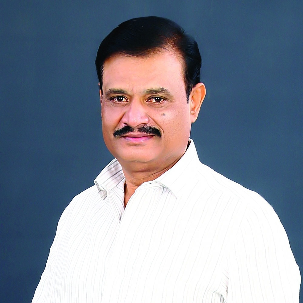 Karnataka Horticulture Minister Munirathna is accused of threatening officials to collect commissions. (Image source: Facebook)