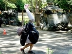 The image, taken from a Facebook post, shows a zoo employee in Thailand dresses as an ostrich.(Facebook/@FanpageChiangMaiZoo) The image, taken from a Facebook post, shows a zoo employee in Thailand dresses as an ostrich.(Facebook/@FanpageChiangMaiZoo)
