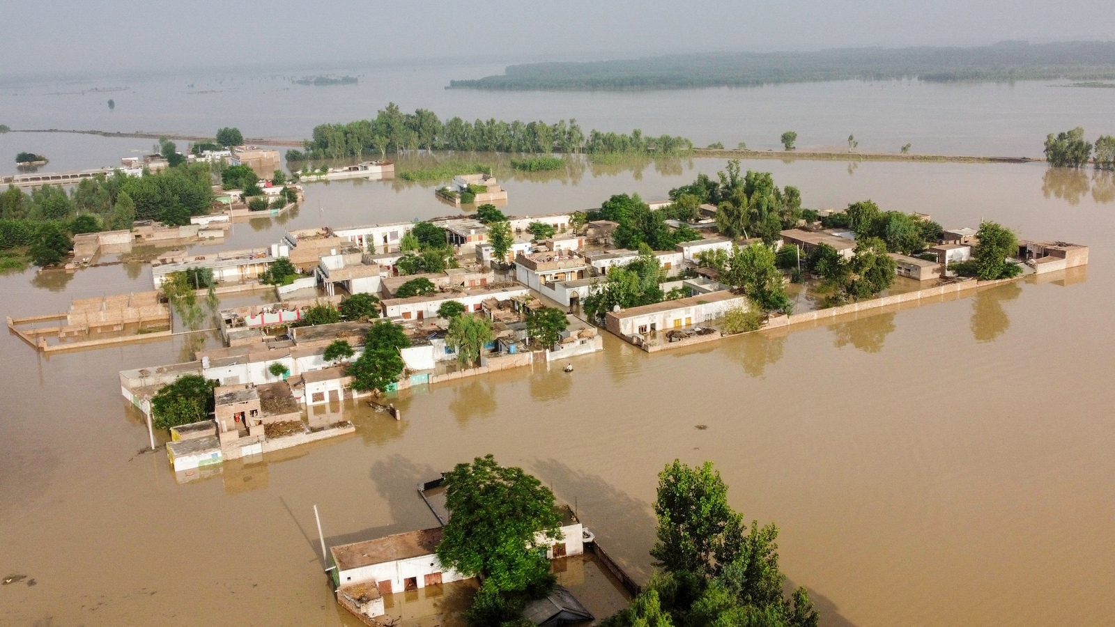 33-million-affected-982-dead-6-8-lakh-houses-destroyed-amid-pak-floods-report