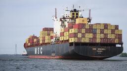 Um navio porta-contêineres deixa o Porto de Montreal em Montreal, Quebec, Canadá.  (Bloomberg)