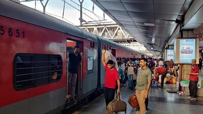 The passengers from Ahmedabad-Pune-Duronto Express suffered the most as the coaches stopped outside Pune platform number 2. This train arrives at 8.30 am. (REPRESENTATIVE PHOTO)