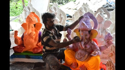 A sculptor in Chinchwad gives final touches to a Ganesh idol H (HT PHOTO) A sculptor in Chinchwad gives final touches to a Ganesh idol H (HT PHOTO)