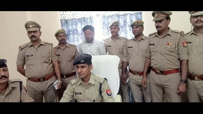 The accused (face hidden) in police custody (Ht Photo) The accused (face hidden) in police custody (Ht Photo)
