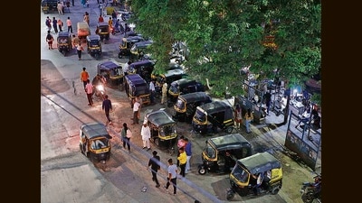 Autorickshaw stand at Swargate. (Rahul Raut/HT PHOTO)