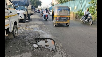 The PMC will start filling up potholes on major roads from Sunday by increasing the teams amid less rainfall. (Rahul Raut/HT PHOTO) The PMC will start filling up potholes on major roads from Sunday by increasing the teams amid less rainfall. (Rahul Raut/HT PHOTO)