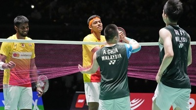 Malaysia's Aaron Chia, center, and Soh Wooi Yik, right, are congratulated by Satwiksairaj Rankireddy, left, and Chirag Shetty, center, of India after their men's doubles semifinal in the BWF World Championships in Tokyo. (AP) Malaysia's Aaron Chia, center, and Soh Wooi Yik, right, are congratulated by Satwiksairaj Rankireddy, left, and Chirag Shetty, center, of India after their men's doubles semifinal in the BWF World Championships in Tokyo. (AP)