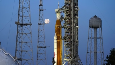 The moon sets in front of the NASA Artemis rocket with the Orion spacecraft aboard on pad 39B at the Kennedy Space Center.&nbsp; ((AP Photo/John Raoux, File))
