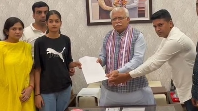 Haryana chief minister Manohar Lal Khattar meets the family of BJP leader-singer Sonali Phogat