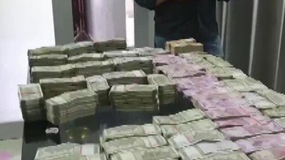 Officials raid top govt engineer in Bihar in disproportionate assets case (ANI)