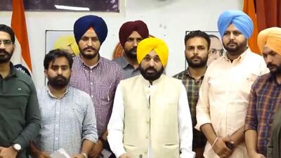 Punjab CM Bhawant Mann ameeting PAU students to assures them of filling vacancies in state departments in Chandigarh. (HT Photo)