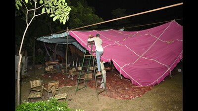 The tents erected by Congress workers being removed on Saturday. (Gurpreet Singh/HT)